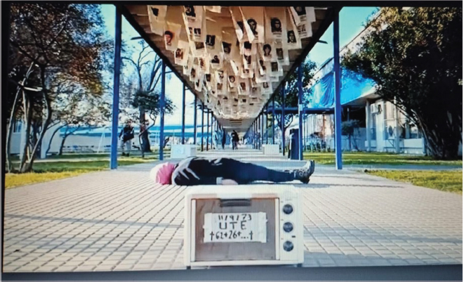 Figura 3. Video performance Monumento, patio Facultad de Humanidades, Usach