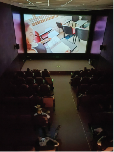 Figura 2. Exhibición documental sala de cine Usach, Tras las huellas del horror y el olvido: archivos, memorias y performatividades
