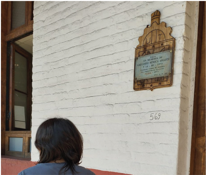 Figura 1. Placa conmemorativa al estudiante Gregoria Mimica, asesinado en el año 1973 en la sala de clases, Escuela de Artes y Oficios Usach